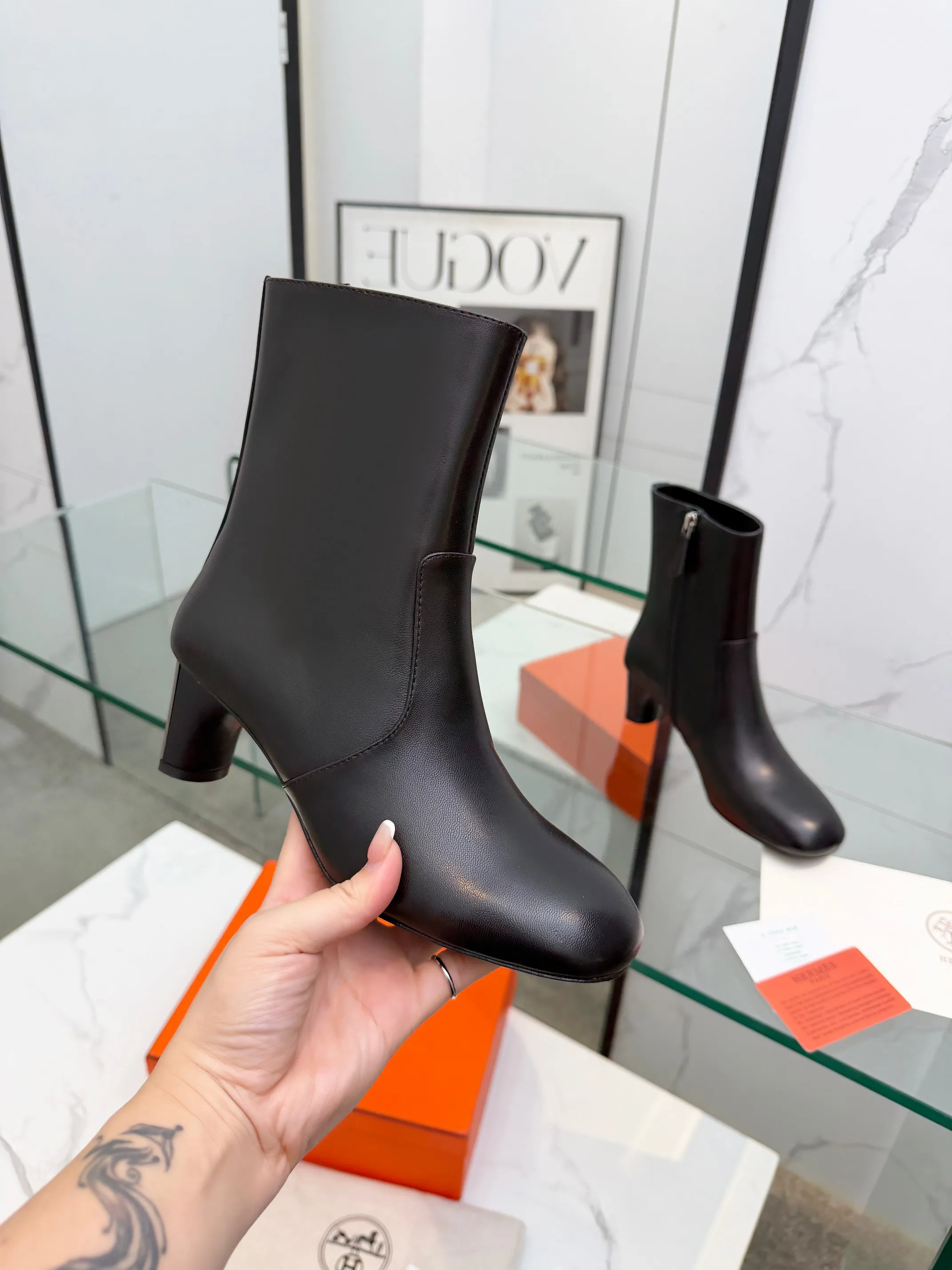👟👟Ex-factory price 800👟👟 Top version purchasing agent Hermes 2025 autumn and winter new Lisa thick heel side zipper and naked women's short boots H family letter logo high heel round toe Martin knight boots Material: imported calfskin upper + water-dyed sheepskin lining + Italian genuine leather outsole Heel height: 5.5CM Size: Women’s size 35-41 (40.41 customized, non-refundable)
